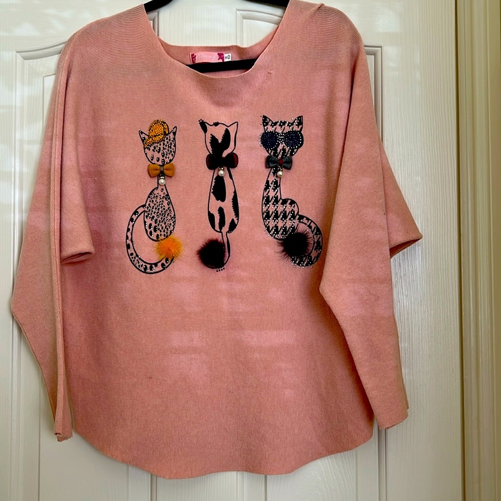 Lovely peach dressy sweater with sophisticated cats embroidered on front. S/M